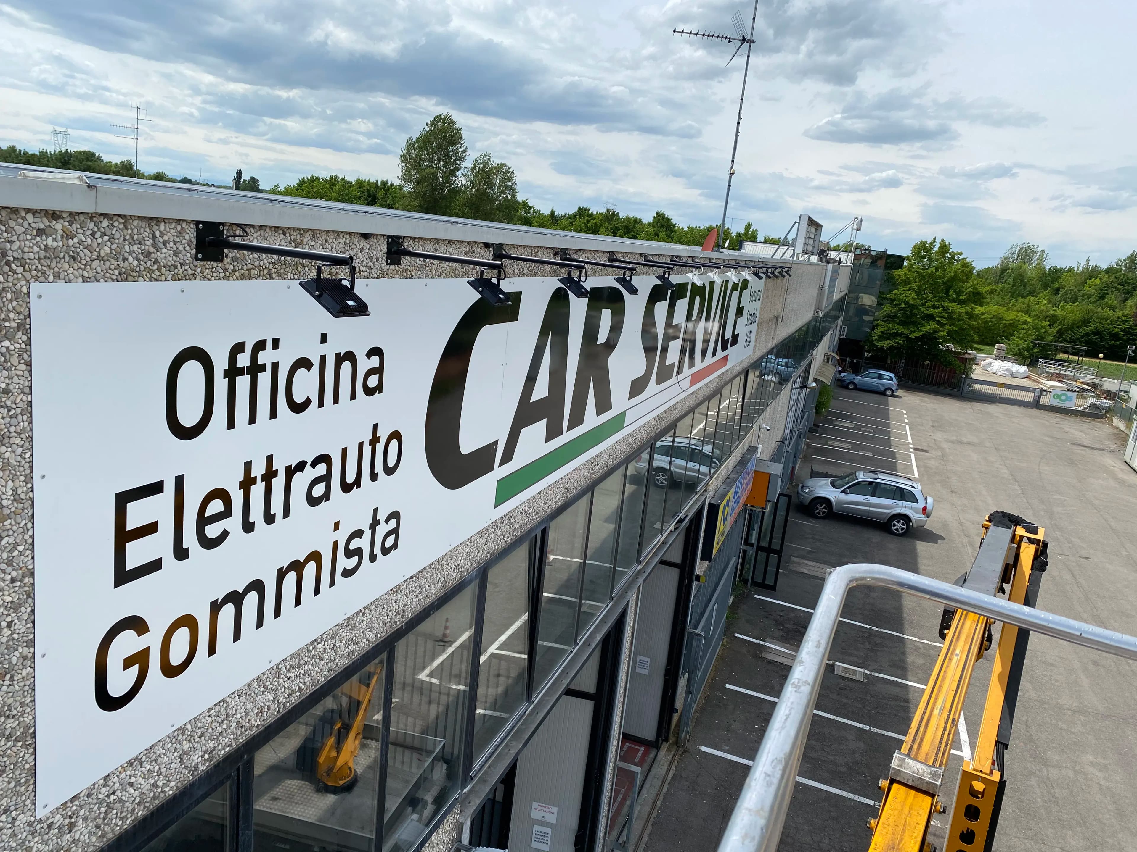 Insegna frontale per officina