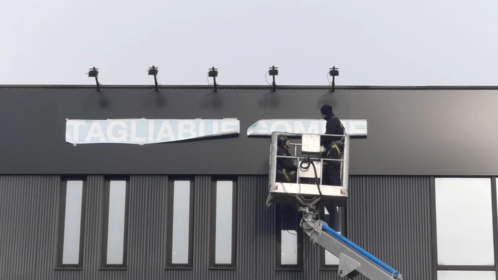 Installazione insegna in fase di montaggio