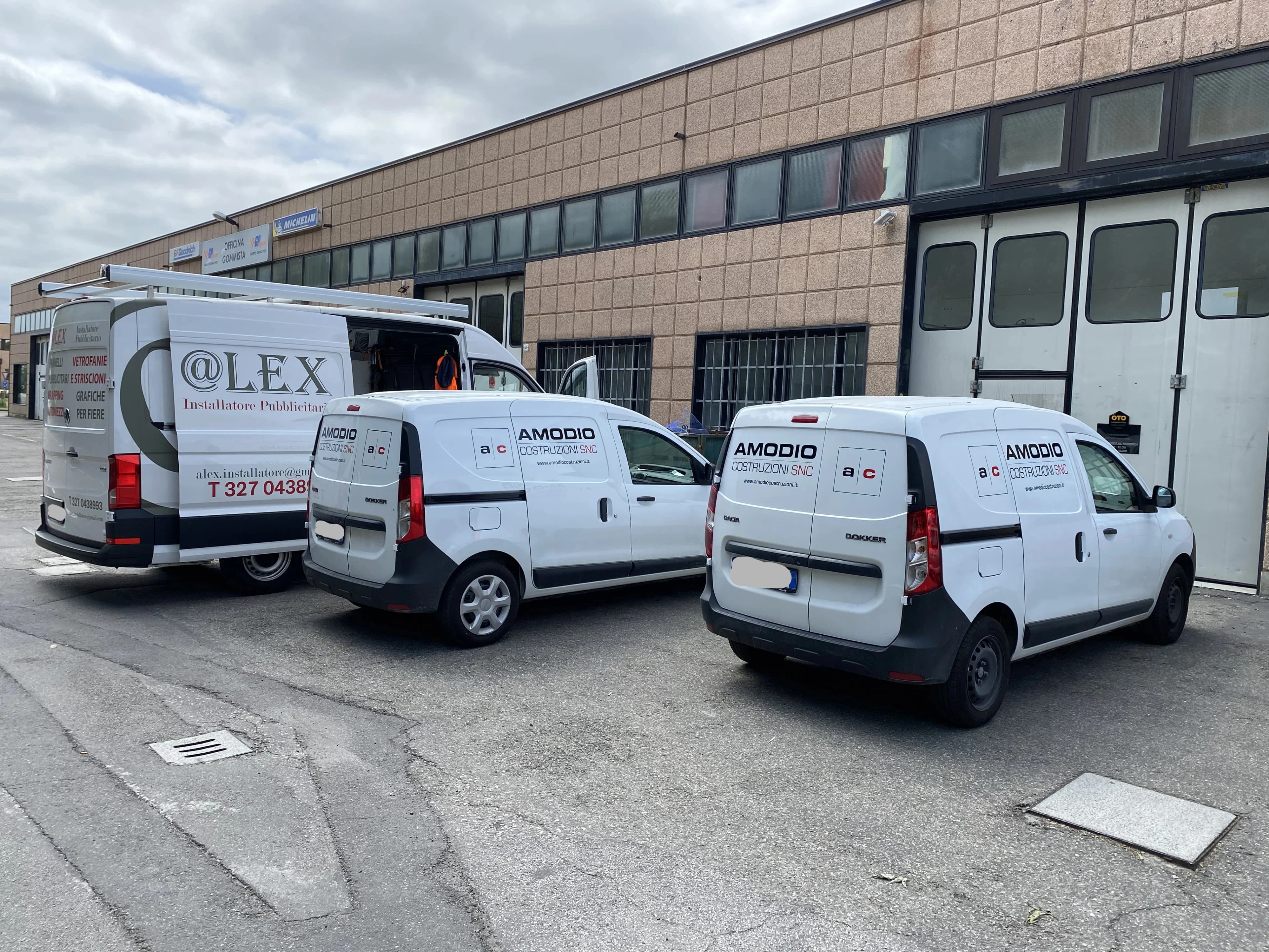 Parco mezzi decorati per azienda di costruzioni