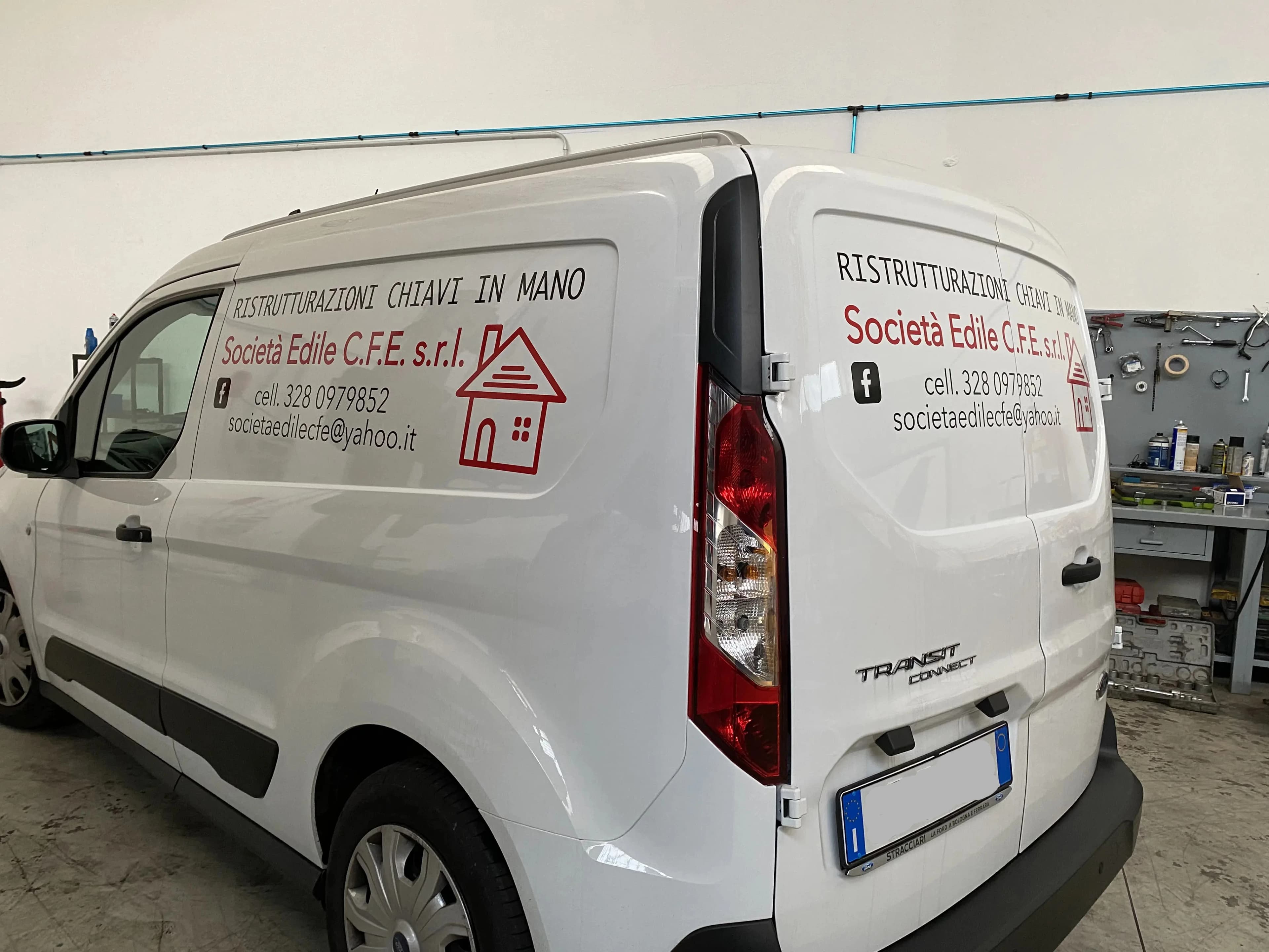 Furgone bianco personalizzato per società edilizia