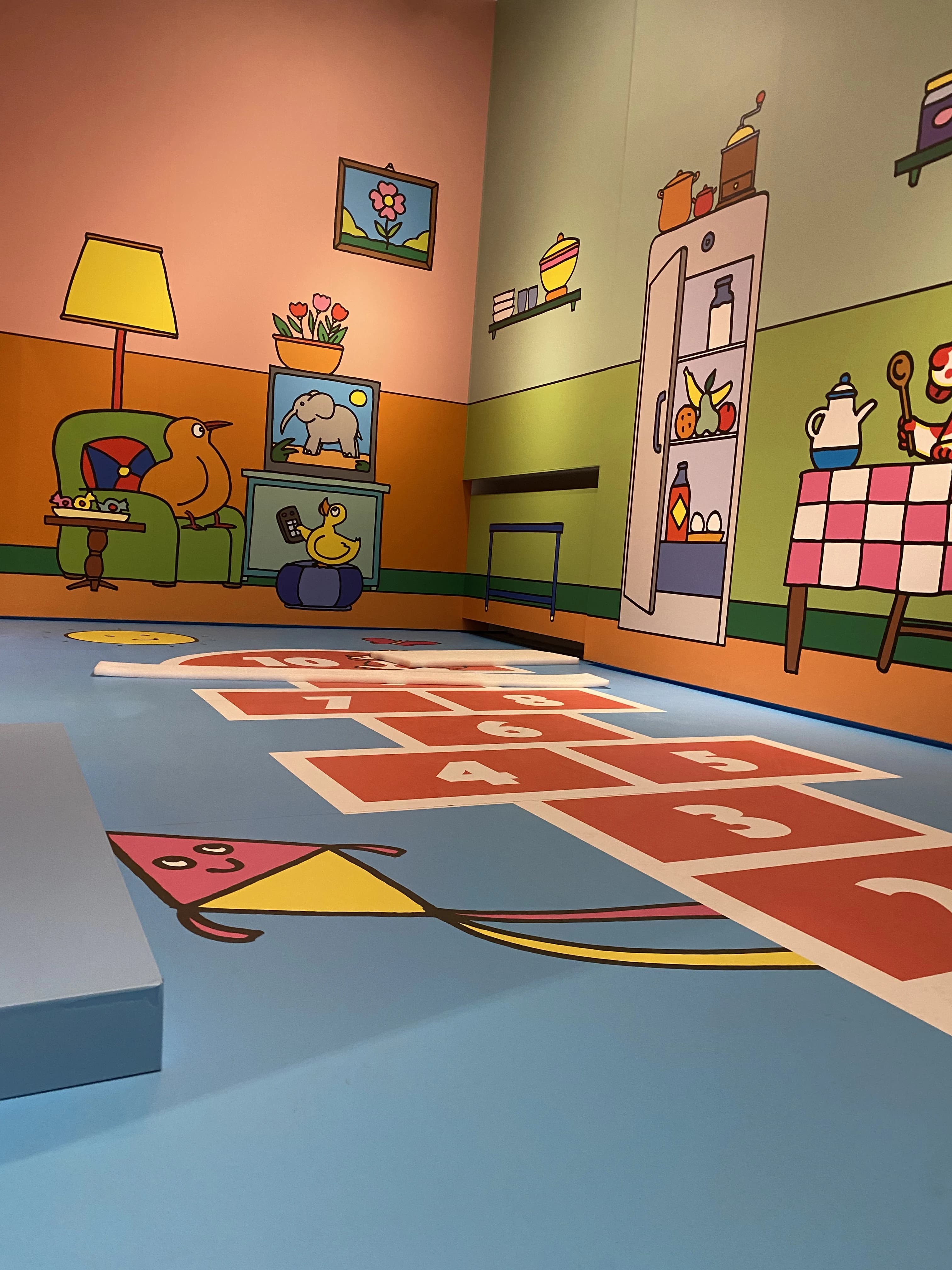 Spazio giochi per bambini decorato con grafiche colorate