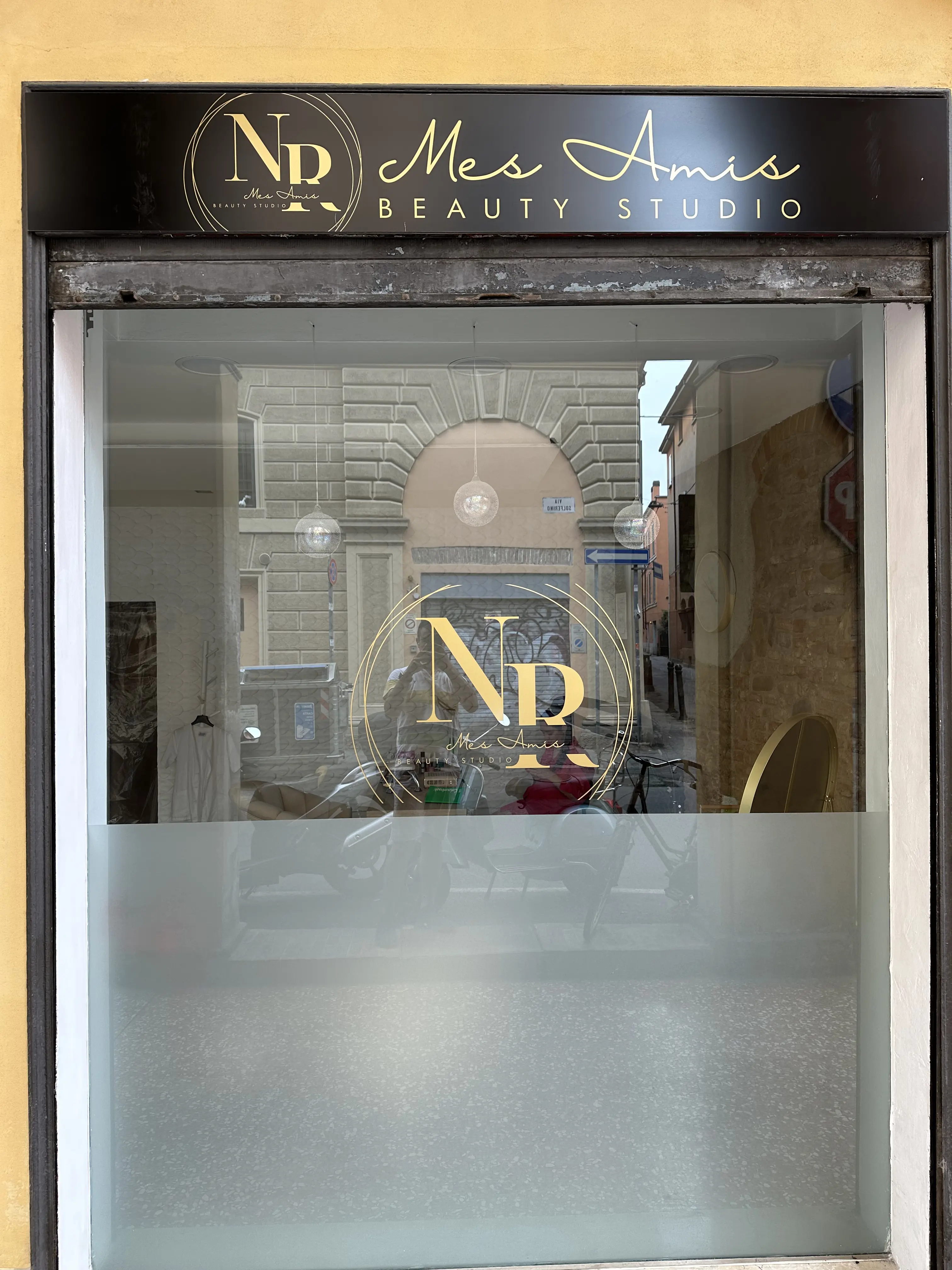 Negozi raccontati con insegne eleganti e di impatto